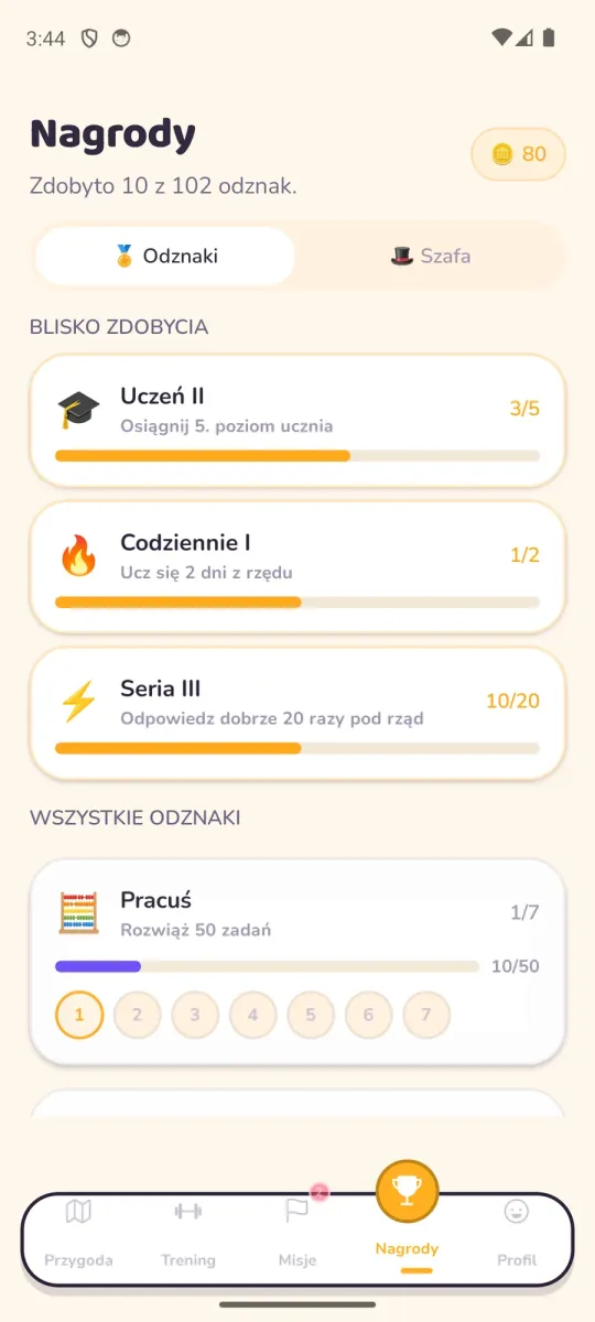 Ekran Nagrody z zakładką Odznaki: odznaki bliskie zdobycia z paskami postępu i drabina odznaki Pracuś z kolejnymi stopniami