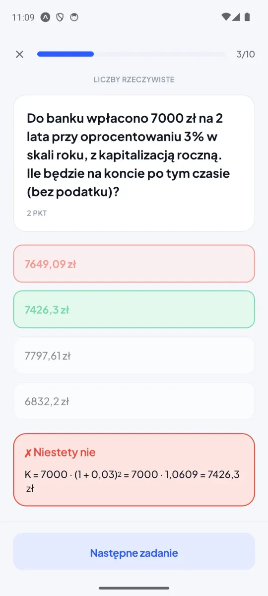 Błędna odpowiedź zaznaczona na czerwono, poprawna na zielono i pod nimi rozwiązanie z wzorem na kapitał po dwóch latach